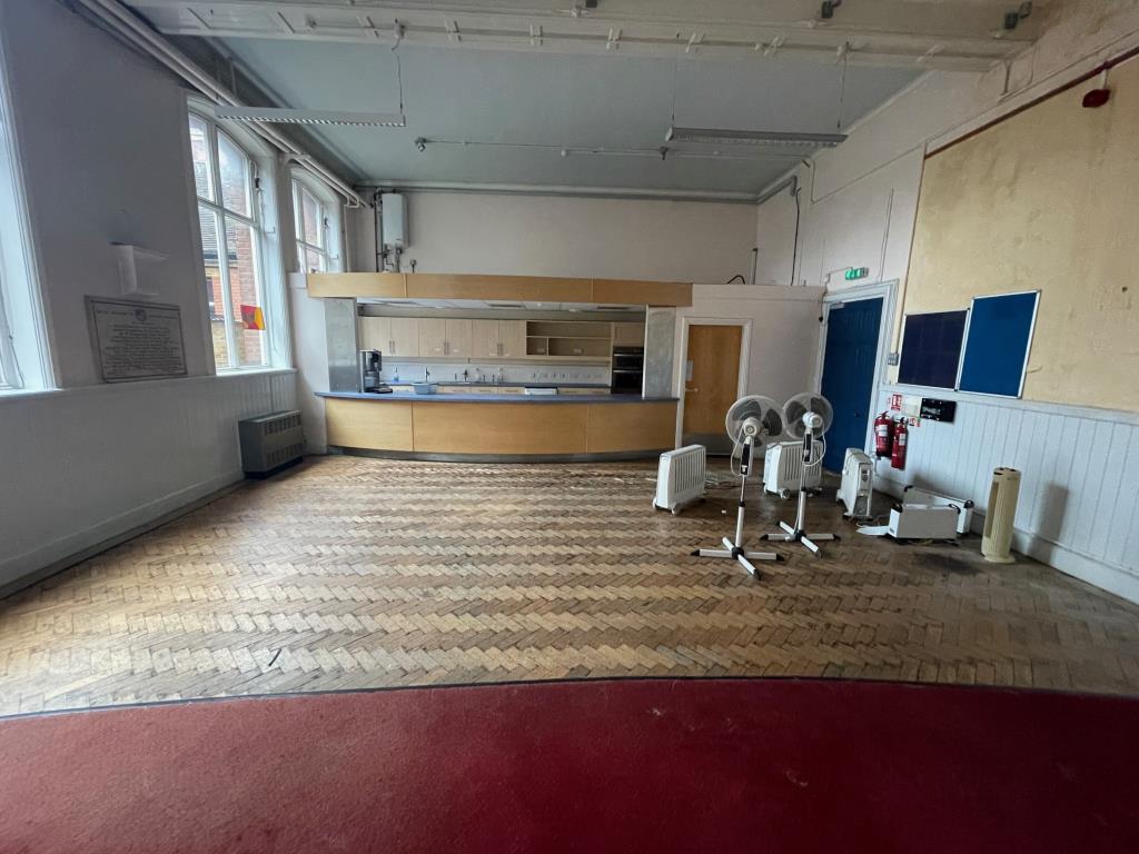 Lot: 41 - SUBSTANTIAL TOWN CENTRE PREMISES WITH POTENTIAL - internal room example 5